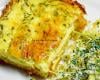 Quiche aux herbes fraîches sur croustillant de pommes de terre et carottes