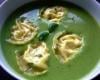 Soupe de petits pois et courgettes aux raviolis de ricotta