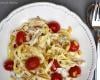 Tagliatelles au poulet, sauce crémeuse au gorgonzola, pignons de pin et tomates cerise poêlées