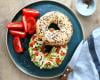 Bagel poulet, guacamole, tomates et oignon nouveau