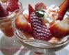 Coupe  de  fraise avec coulis et crème chantilly