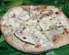 Pizza blanche lardons, courgettes et graines