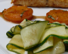 Pavés de saumon au curry, abricots poêlés & tagliatelles de courgettes.