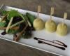 Bouchées de polenta au roquefort, mesclun et mikado pomme et pain d'épices