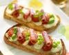 Bruschetta tomates confites, jambon italien, mozzarella et marmelade d'oignons