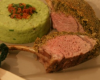 Carré d'agneau aux noix & aux herbes avec une purée de fèves persillée