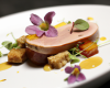 Assiette de foie gras d'oie et fleurs comestibles