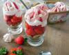 Trifles spéculoos chantilly et rosette de glace Carte d'Or® façon glacier fraise et morceaux de meringue