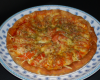 Tarte fine à la tomates-mozza, sur lit de moutarde à l'ancienne