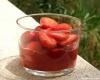 Verrine de fraises et framboises au jus de fraises et feuilles de menthe