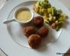 Boulettes de crevettes et salade crue