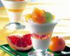 Verrine blanche entre deux fruits