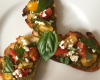 Crostini au pesto, féta, tomates cerises et basilic