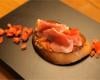 Tartine de pain aillé avec tomate et jambon