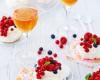 Mini pavlova aux fruits rouges nappée d'une crème fouettée légère au cidre