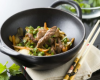 Wok d'agneau parfumé au vin de noix et légumes croquants