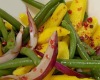 Salade de haricots verts, mangue et oignons rouges aux baies roses