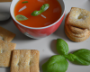 Consommé clair à la tomate et son biscuit au basilic