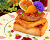 Foie gras en croûte de pistaches vertes et son bouquet de pain d'épices et de légumes croustillants, marmelade douce d'orangers sur toasts fondants aux épices