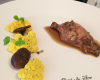 Chapon au foie de canard, champagne et morilles