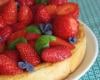 Tarte surprise aux fraises label rouge, basilic et lilas mauve