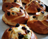 Brioches pommes, raisins et noisettes