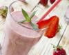 Milkshake aux fraises avec glace et feuilles de menthe