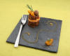 Cannelé au praliné et abricots caramélisés au romarin