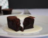 Brownie fondant sur pelage de chocolat blanc