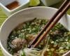 Pho vietnamien : bouillon de bœuf, nouilles de riz, herbes fraîches et boulettes de bœuf