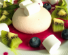 Panna cotta citron, coulis de framboises-kiwis et meringues aux myrtilles