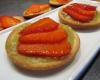 Tartelettes aux fraises sur lit de rhubarbe vanillée