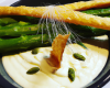 Crème d'asperges vertes, chantilly à l'Espelette & tuile au parmesan