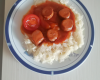 Riz à la sauce tomate avec des petits saucisses apéritifs