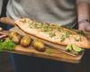 Saumon sur planche de cèdre et ses pommes de terre à la Suédoise