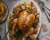 Poulet rôti avec canneberge, bacon et quinoa de marrons et légumes