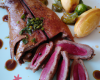 Magret de canard en croûte d'olive purée de céleri et pomme huile piment d'espelette