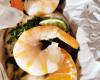 Papillote de saumon à l'orange et aux crevettes grises