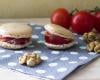 Macarons aux noix, tomates marinées au Roquefort Papillon et jambon de pays