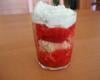 Verrine de fraises, dacquoise aux amandes et chantilly à la pistache