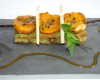 Brochette d'abricots à la vanille et sésame noir, sur un pain de Gêne au thé Matcha et cacaotines, coulis d'abricots