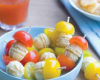 Petites brochettes de tomates cerise et gaufrettes au fromage