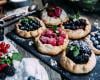 Tartelettes rustiques à l'amande, fraises, framboises, mûres et myrtilles