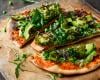 Pizza aux légumes verts et avocat