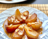 Poires rôties aux amandes, sauce caramel au beurre vanillé