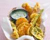 Légumes en tempura au curcuma, sauce yaourt-menthe