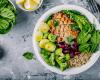 Salade bowl au quinoa, poulet grillé, haricots rouges, avocat et légumes verts