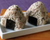 Onigiri au thon et au sésame noir