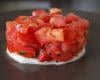 Tartare de tomates/basilic sur lit de mozzarella