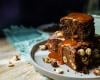 Brownie aux noisettes, sauce caramel et beurre salé